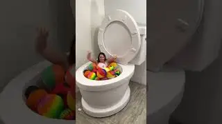 Спускаемся в самый большой в мире туалет со спортивными мячами #шорты