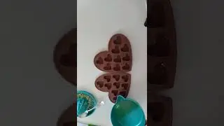 Making ice cubes with lemon juice and sugar to make lemonade in seconds
