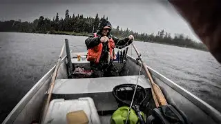 Pêche en lac sous une pluie TORRENTIELLE | Truite mouchetée, pêche au Québec.