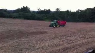 Schmiedhof 2012 - JD 7820 mit Krampe BigBody 650 beim Erde verf&uuml;hren