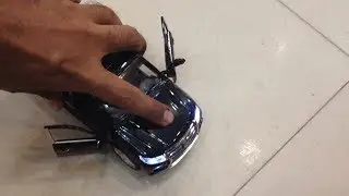 'Lexus LX-570 (black)' 1:24 Scale Diecast Model Car