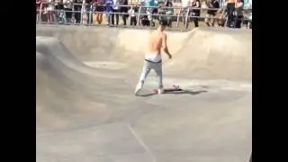 Justin Bieber skateboarding in Venice, Los Angeles