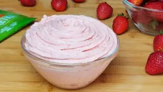 🍓 Mus truskawkowy z truskawek i z galaretki. Idealny do tortów, rolad biszkoptowych i na deser.