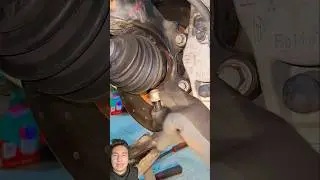 C&oacute;mo quitar una r&oacute;tula que est&aacute; pegada #mecanica #autos #taller