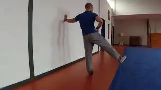 Cours de Gym Senior spécial exercices contre un mur