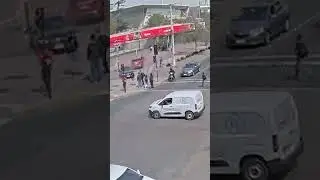 Video muestra a conductora chocando tres autos para evitar encerrona en &Ntilde;u&ntilde;oa