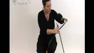 Annette Scholten bespeelt de Zingende zaag voor Stiggelbout Slagwerk.avi