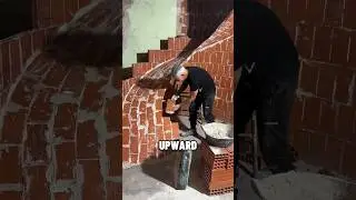 Как эта лестница не обрушилась 🪜