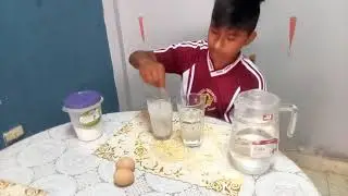 Experiment&oacute; del huevo flotando en agua y sal