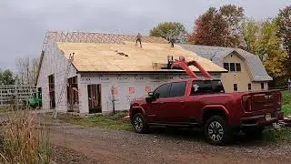 Команда амишей продолжает установку крыши и готовится к следующим проектам