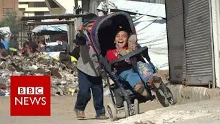 Life in besieged Homs district - BBC News