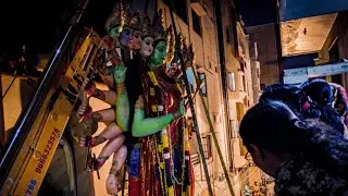 India&rsquo;s biggest Durga Mata Lifting with Crane | Tallest Durga Idol Transporting for visarjan
