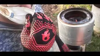 je teste mon four à métaux au charbon de forge et au bois.