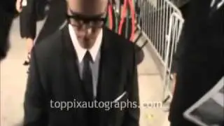 Justin Timberlake - Signing Autographs at 'The Social Network' Premiere inNYC
