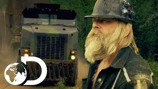Tony Beets' 40 Tonne Truck Gets Stranded on the Mountain | SEASON 8 | Gold Rush