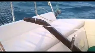 Velero al pairo y a la capa
