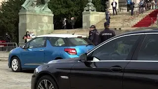 Bahato parkiranje poslanika pored dva parkinga i garaže