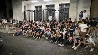 Terni: Studenti alla prova dell’esame di maturità cantano sotto al liceo “Notte prima degli esami”