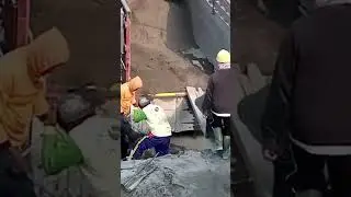 lifting sand onto the truck manually #penambangpasir #tebingpasir #sandminer #sandmining
