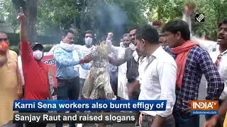 Karni Sena workers burn Sanjay Raut's effigy in Delhi