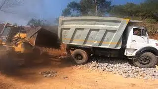 jcb loading soil in a dump truck || Jcb push a dump truck