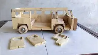 Camioneta tipo van artesanal en proceso hecha de madera reciclada
