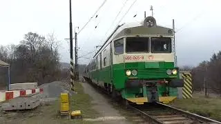 Príjazd a odjazd pantografu ZSSK 460.045-046 zo zastávky Ličartovce