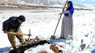 Building a toilet in the snow of the mountains
