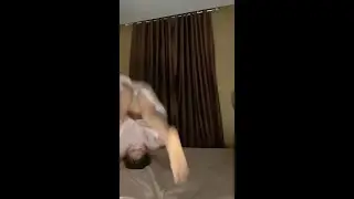 Celana dalam terlihat saat live salto
