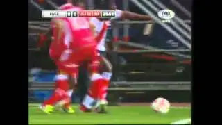 RIVER- Balanta le peg&oacute; hasta al juez de l&iacute;nea