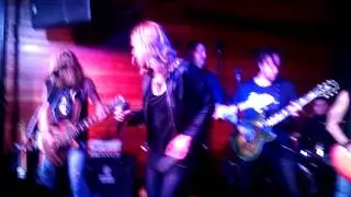 Lzzy Hale sings Shoot to Thrill at Dan McGuiness Nashville