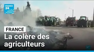 France : la col&egrave;re des agriculteurs ne faiblit pas, des axes routiers bloqu&eacute;s &bull; FRANCE 24