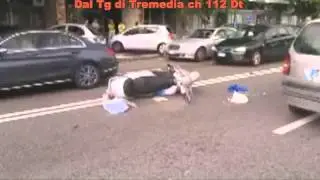 Donna centrata sul viale della Libert&agrave;