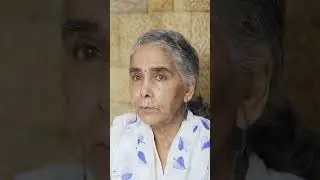 Surekha Sikri ji dispalying her awards. / सुरेखा सीकरी जी अपने पुरस्कार वितरित करते हुए।