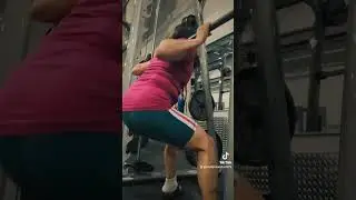 squatting with Chanlas 🤣👊🏋️#gymlife #girlsthatlift#motivation#glutes#bootybuilding #musclemom#quads