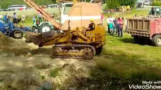 Caterpillar telakuormaaja ja Nuffield.