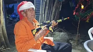 🚨Santa anda armado Mira lo Feliz al Viejon Con su juguete🫡