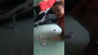Raka mencoba tpuk kartu lagi