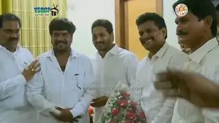 Congress Party Leader Malladi Vishnu met YS Jagan & Confirms Joining in YSRCP  - 4th Jul 2017