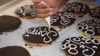 Elaboraci&oacute;n de galletas con chocolate en La Reyna Bakery de Santa Rosa