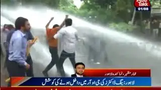 Lahore: Police Uses Water Canon On YDA Protesters