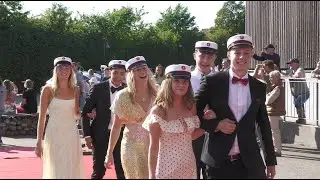 Gribskov-studenter til gallafest i flotte kjoler, stilede jakkesæt og højt humør