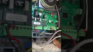 Cum se conectează telecomanda pentru deschizătorul de porți duble COZ