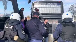 Αγροτικά μπλόκα: Ένταση μεταξύ αγροτών και αστυνομικών στον κόμβο της Νίκαιας 