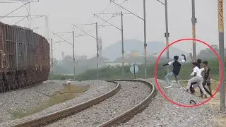 Stone Pelting on Train | GANG of KIDS attacks the Freight | Indian Railways