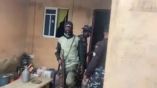 Полиция обнаружила святилище и более 100 изувеченных трупов в районе Нгор Окпала после опечатыван...