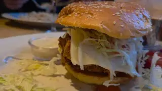 Ем самый большой сэндвич с курицей, который я когда-либо пробовал в Сан-Франциско.