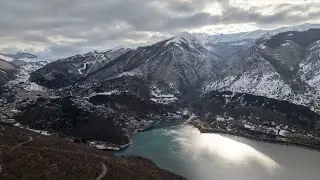 Lago di Scanno. L&rsquo;Abruzzo ha un cuore verde: ecco la vista che non dimenticherai mai.