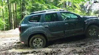 Dacia Duster Mud Offroad Using Winch