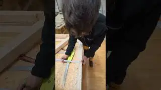 Kursant pokazuje jak wylicza otwory pod szpilkę  Ile mu to zajmuje.